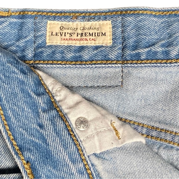 Levi’s High Loose Taper Fit Light Wash Mom Jeans- Size 29- 30.25”x29” - Picture 11 of 14